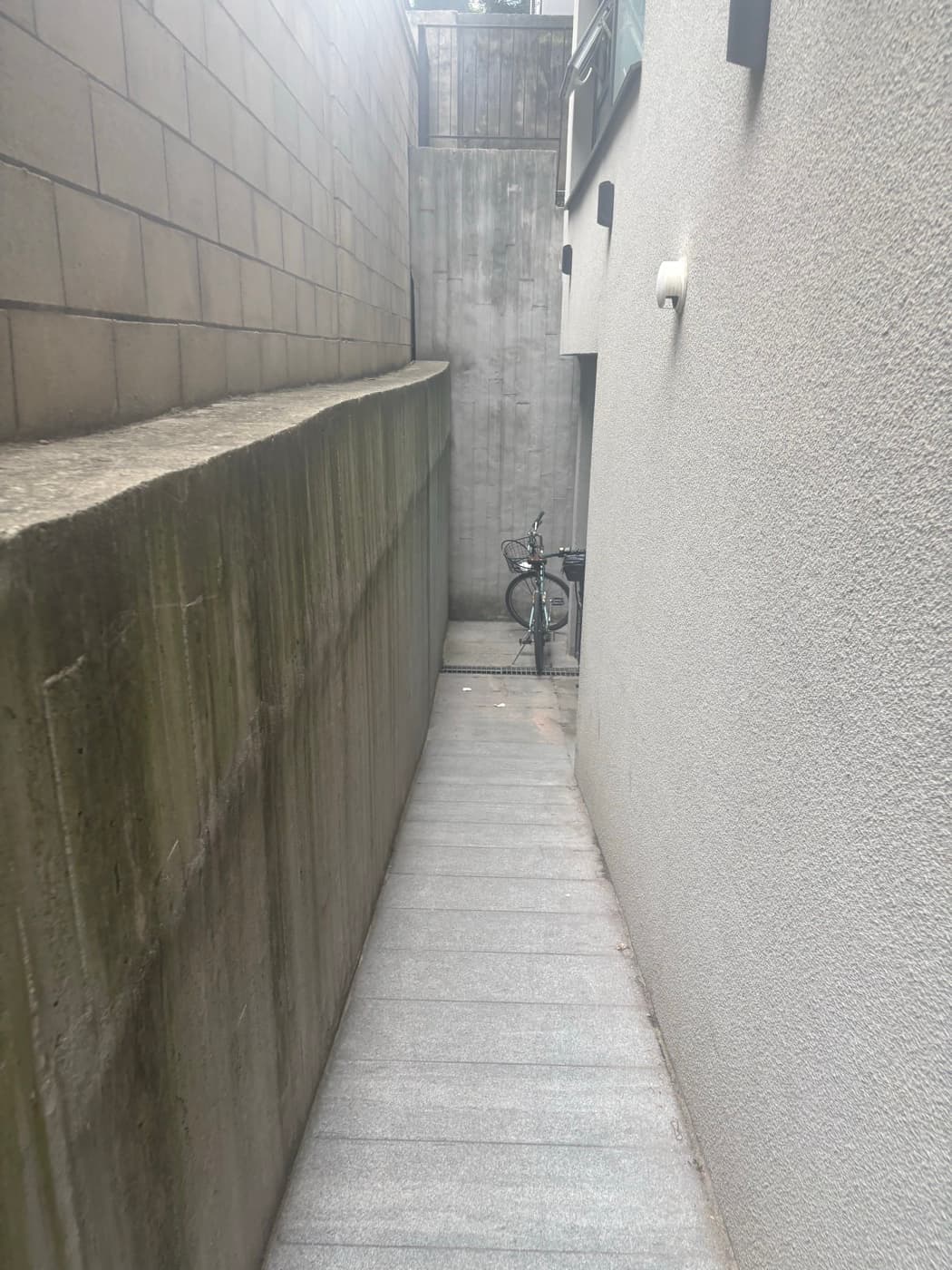 길안내 2단계 — 좁은길을 따라 지하 통로로 내려오기